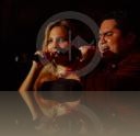 Durante el concierto de Arjona en 2004, Henry invit al escenario a Claudia Alas.