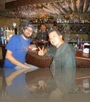 Gilber Cceres compartiendo junto a un importante cliente del bar La Cueva.Y al fondo nuestro Bar-man estrella.